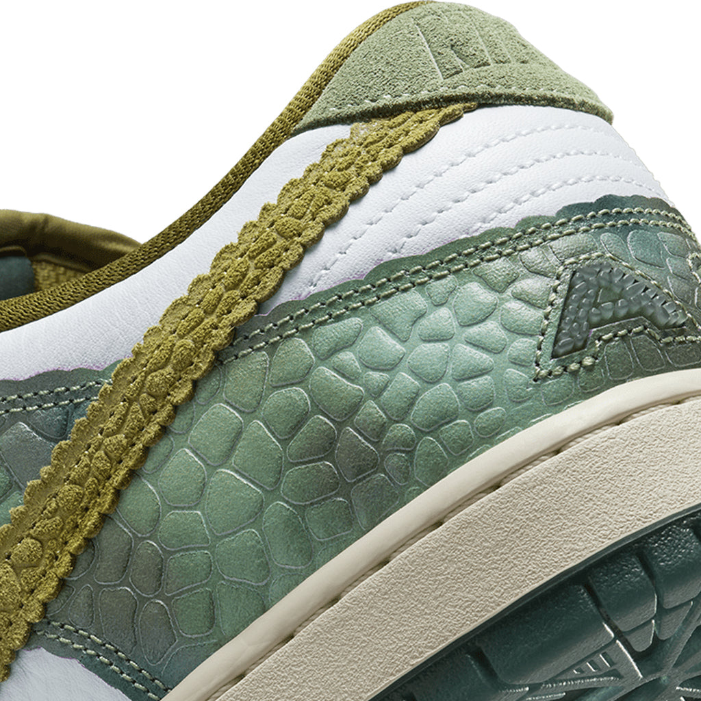 Nike Dunk SB x Alexis Sablone "Chameleon"